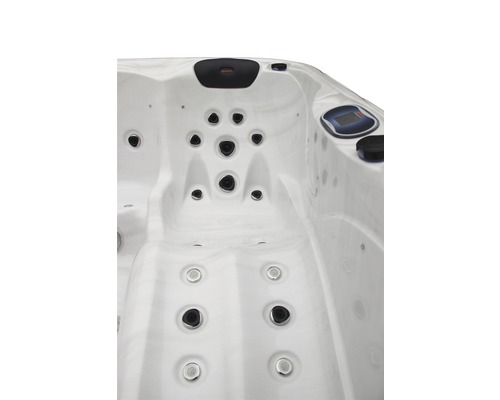 Innenansicht eines Whirlpools mit Düsen und Bedienelementen