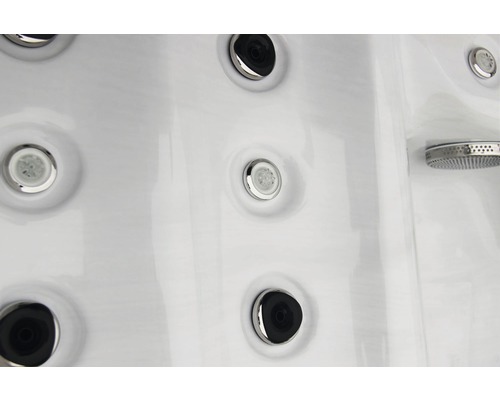 Detailansicht eines Whirlpools mit Düsen und Duschkopf