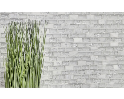 Carrelage mural avec mosaïque de verre et herbe décorative