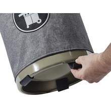 Vue détaillée d''une housse de barbecue avec élément de commande