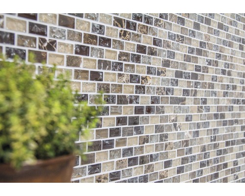 Mur avec carreaux de mosaïque en format brique