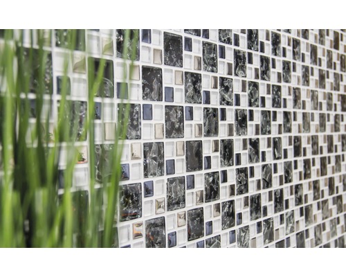 Mur de carreaux de mosaïque avec des éléments carrés et rectangulaires en verre et en céramique