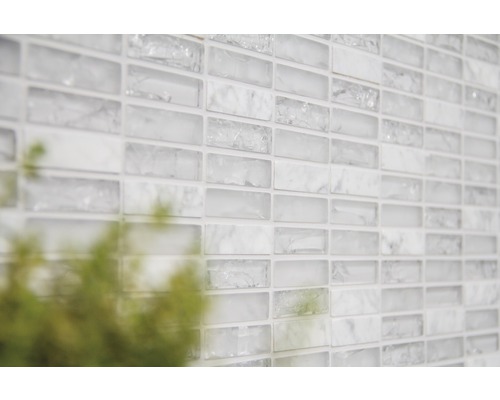 Mur de carreaux de mosaïque avec des éléments rectangulaires en verre et en pierre