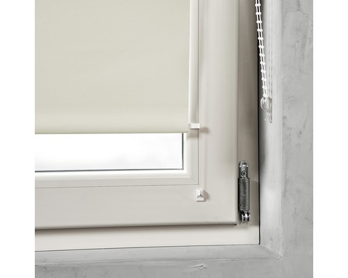 Rollo am Fenster mit Kettenzug