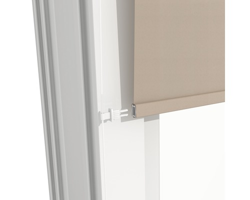 Nahaufnahme einer beigen Fenster-Rollos mit Kordelbedienung am weißen Fensterrahmen.