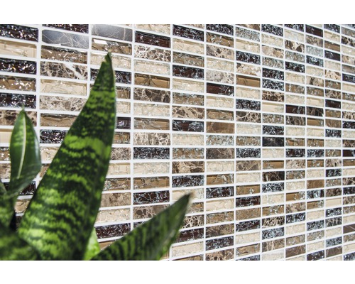 Carreaux muraux avec motif mosaïque et éléments rectangulaires.