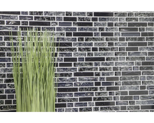 Aménagement mural avec des carreaux de mosaïque et de l''herbe décorative
