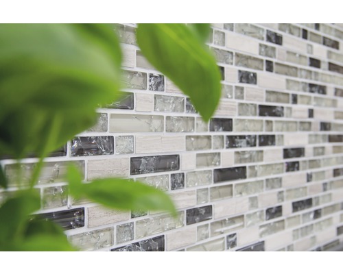 Wandfliesen aus Glasmosaik mit rechteckigen Steinen
