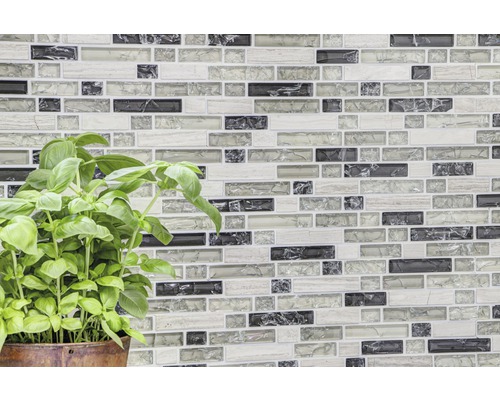 Dekorative Mosaikfliesenwand mit Pflanze im Topf