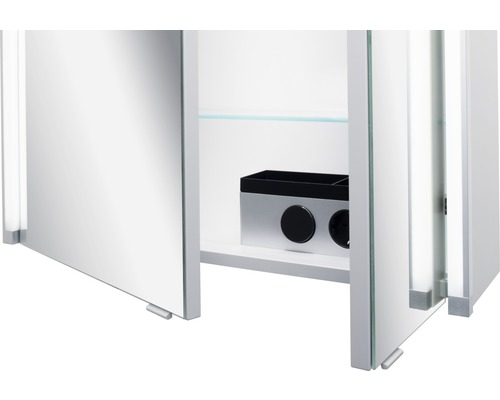 Offener Spiegelschrank mit Ablage und Badutensilien