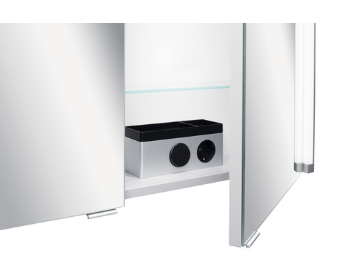 Geöffneter Spiegelschrank mit Ablage, Steckdose und Licht