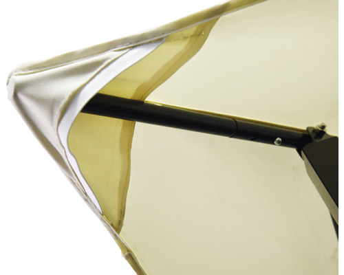 Vue détaillée d''un parasol avec structure noire et revêtement clair