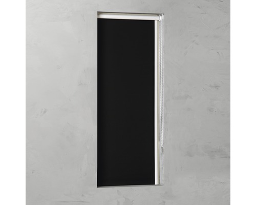 Schwarzes Rollo am Fenster