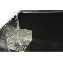 Detailansicht eines Werkzeugkoffers aus Aluminium mit Riffelblechmuster und Verschlussmechanismus