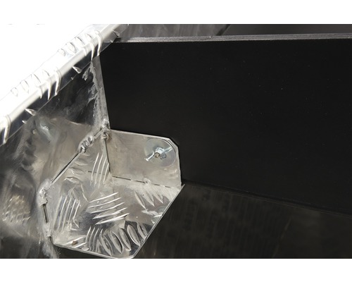 Detailansicht eines Werkzeugkoffers aus Aluminium mit Riffelblechmuster und Verschlussmechanismus