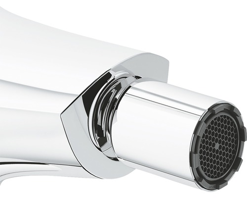 Gros plan d''un robinet avec insert d''économie d''eau.