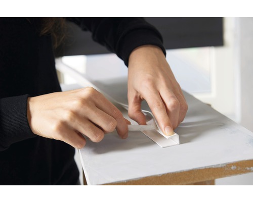 Anbringen eines Kantenschutzes an einer Tischkante