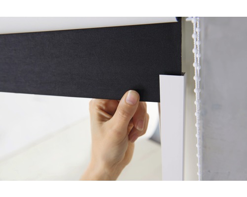 Detailaufnahme einer Fensterjalousie mit Bedienkette