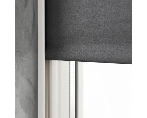 Fenster mit heruntergelassenem Rollo