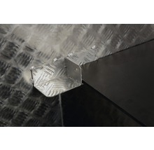 Detailansicht einer Aluminium-Riffelblech-Ecke mit Schweißnähten