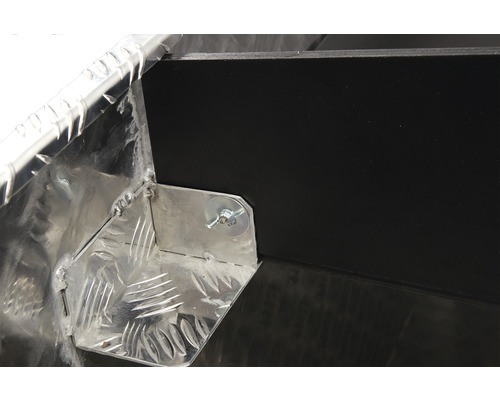 Detailansicht einer Aluminium Werkzeugkiste mit Riffelblech und einer Flügelmutter.