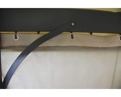 Detailansicht eines Pavillons mit Moskitonetz und Befestigungselementen.