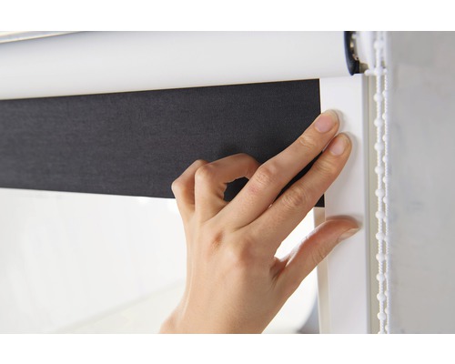 Detailansicht einer Person, die ein Rollo bedient