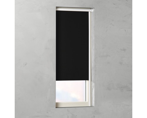 Fenster mit schwarzem Rollo zur Verdunklung