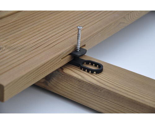Terrassendiele befestigt mit Abstandhalter und Schraube