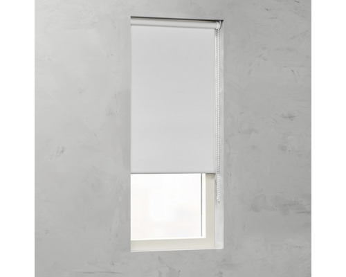 Fenster mit weissem Rollo