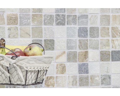 Mur de carreaux de mosaïque avec un panier de pommes et de bananes