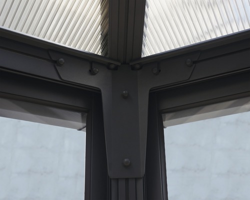 Detailansicht einer Terrassenüberdachung mit Polycarbonatplatten