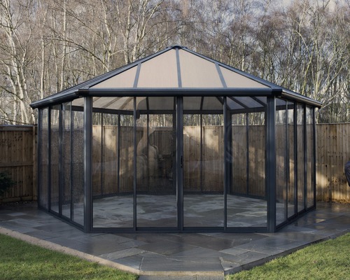 Sechseckiger Pavillon mit transparenten Wänden im Garten
