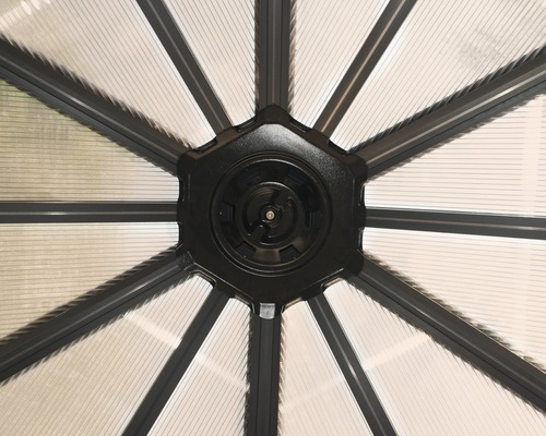 Detailaufnahme vom Dach eines Pavillons mit Metallrahmen und lichtdurchlässigen Paneelen
