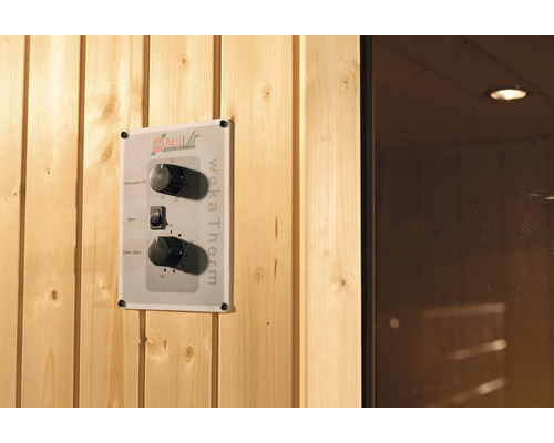 Vue détaillée des commandes d''un sauna Weka Therm avec réglage de la température, bouton de démarrage et minuteur sur un mur en bois