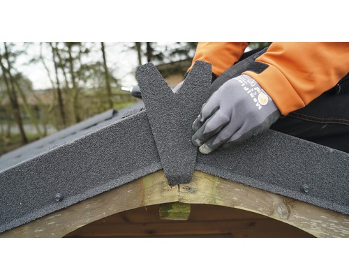 Pose de carton bitumé sur une cabane de jardin