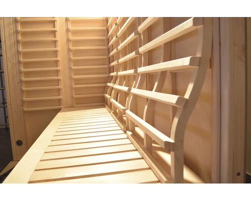 Innenausstattung einer Sauna mit Holzbänken und Sprossenwand