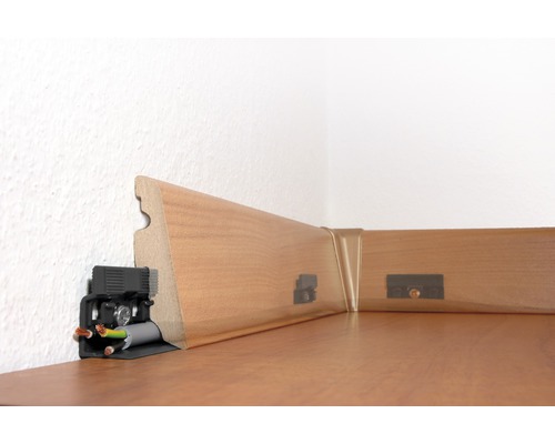 Plinthe avec conduit de câbles intégré et accessoires de montage.