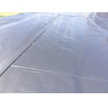 Detailaufnahme einer schwarzen Teichfolie für den Teichbau