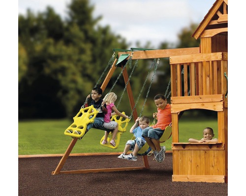 Spielplatz mit Schaukel und Spielturm im Garten