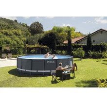 Piscine Intex avec des personnes dans le jardin