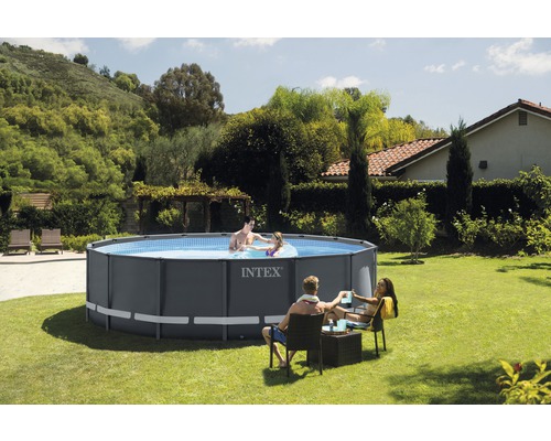 Piscine Intex avec des personnes dans le jardin