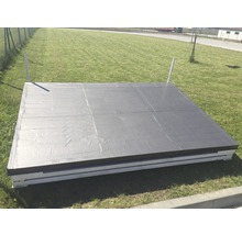 Poolabdeckung aus Kunststoff auf einer Wiese