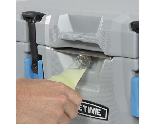 Eine Person öffnet eine Glasflasche an einem Getränkekühler.