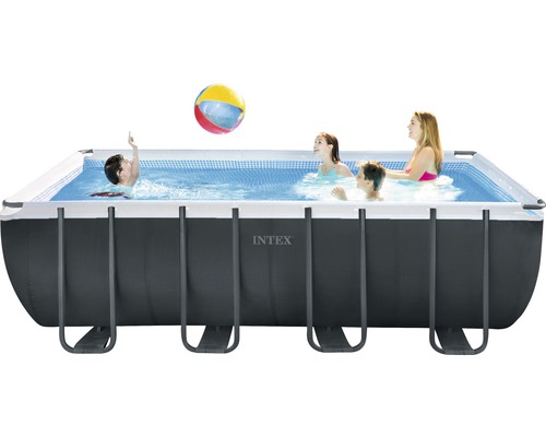 Piscine Intex rectangulaire avec des personnes jouant et un ballon de water-polo.