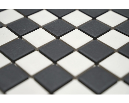 Nahaufnahme von Mosaikfliesen in quadratischer Form