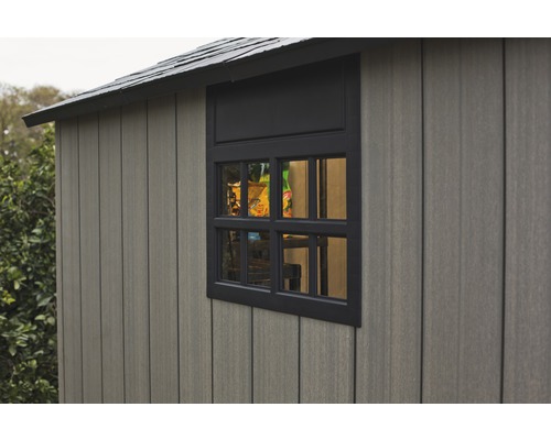 Detailansicht eines Gartenhauses mit Fenster