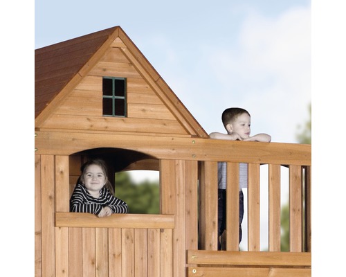 Holzspielhaus mit zwei Kindern