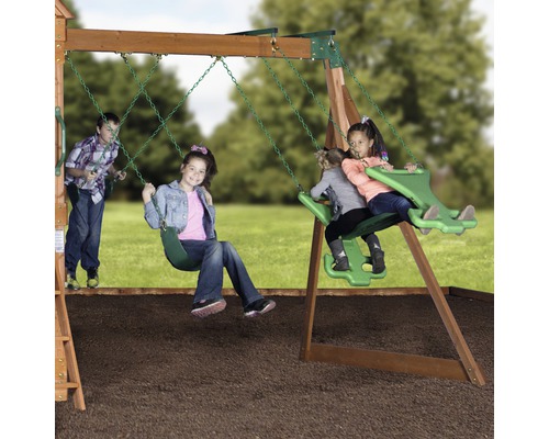 Spielplatz mit Schaukeln für Kinder im Garten.