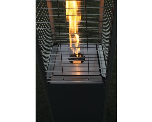 Detailansicht einer Gas-Terrassenheizung mit Flamme